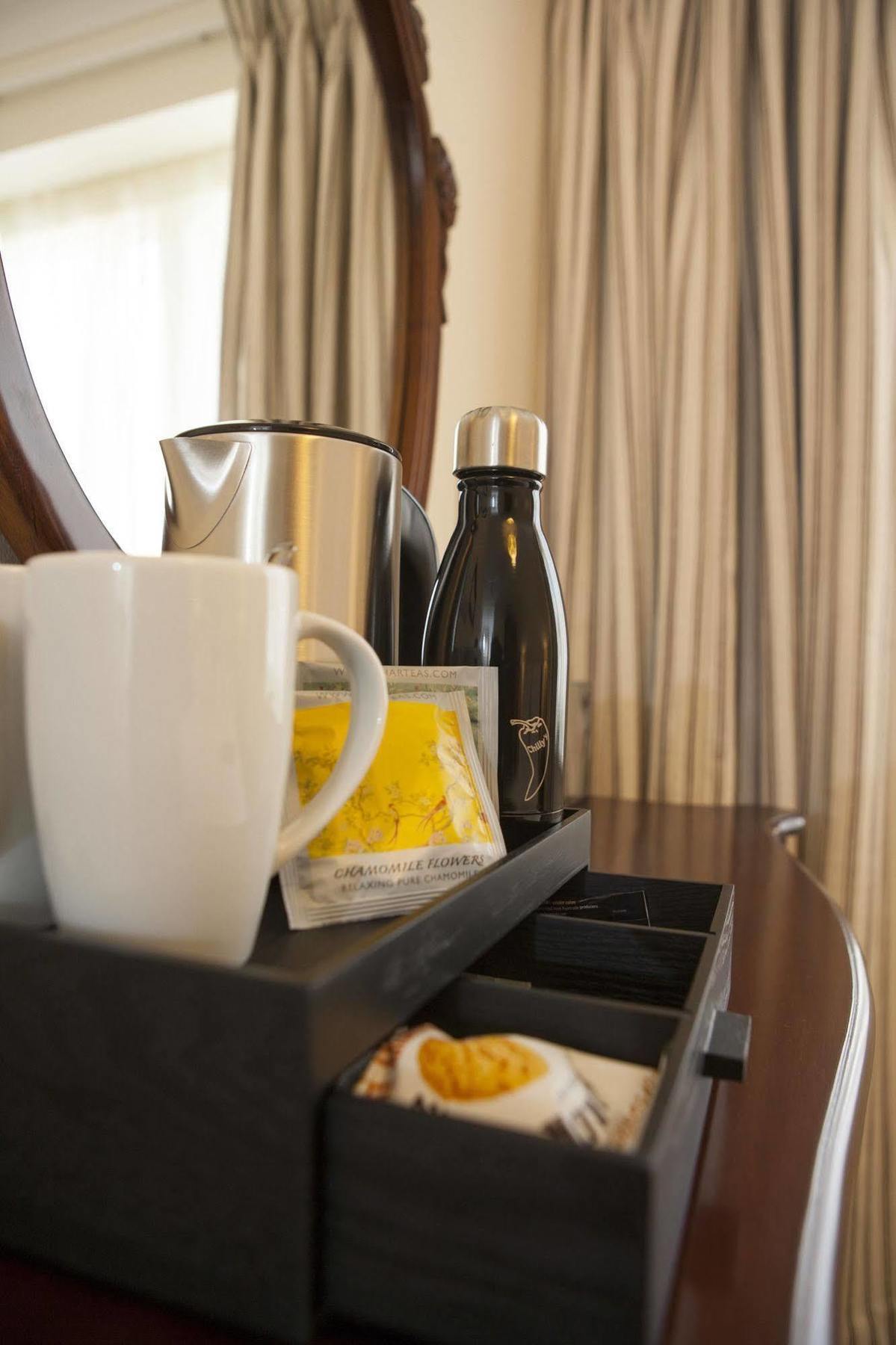 The Bishops Table Hotel Фарнъм Екстериор снимка