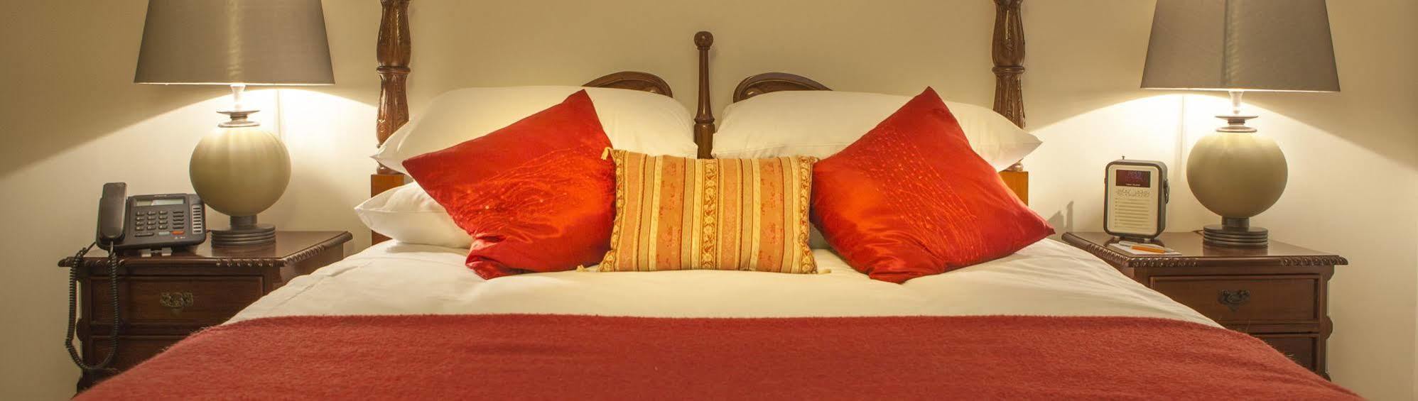 The Bishops Table Hotel Фарнъм Екстериор снимка