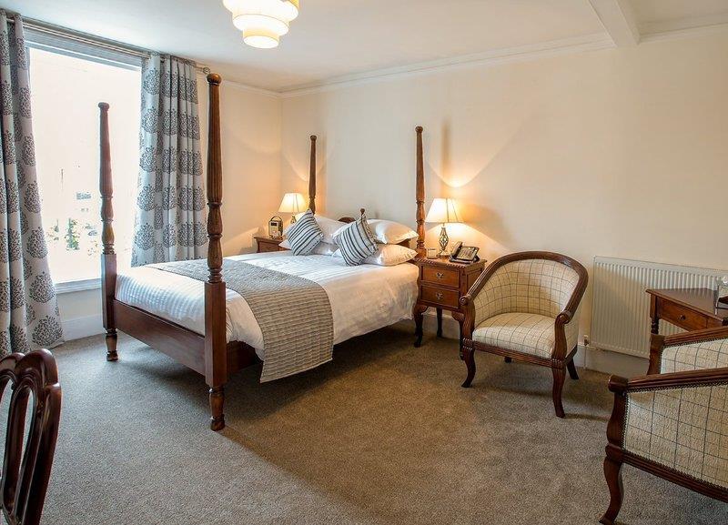 The Bishops Table Hotel Фарнъм Екстериор снимка